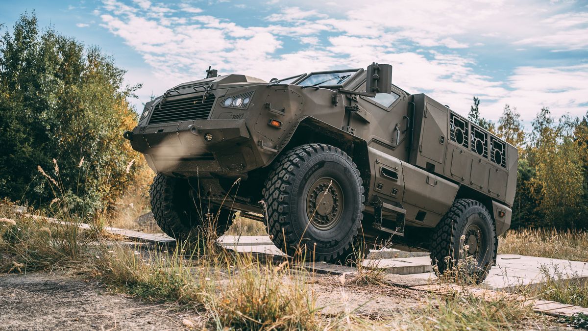 Česká pojízdná pevnost Golem může zamířit do armády. Vyjede schody, odolá minám, ale řídí se jako dodávka